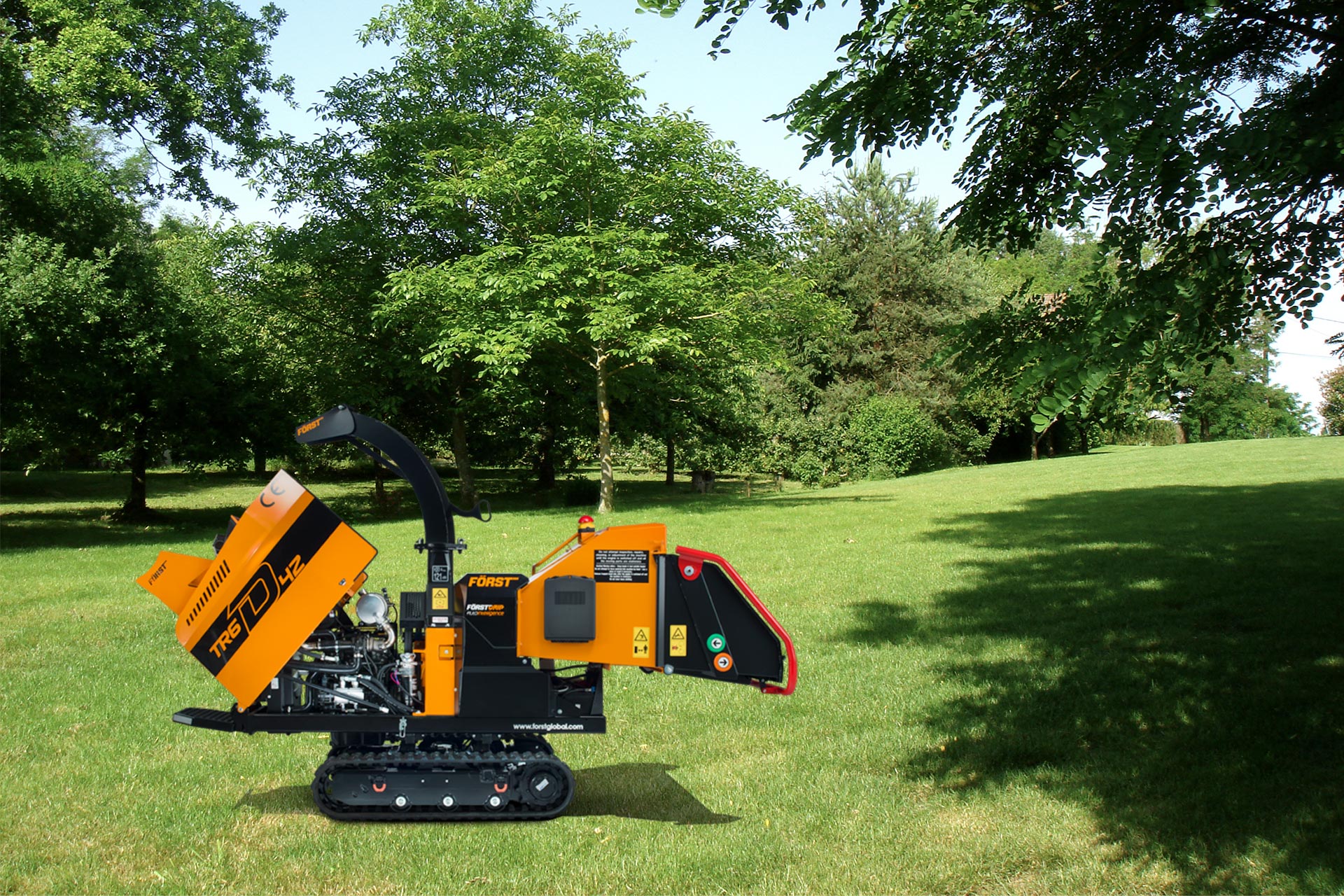 Homme plaçant des tuiles sur un toit